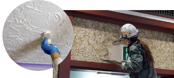 図版：漆喰塗りには専用のコテを開発（左）。漆喰の上にさらに丁寧な彩色が施されtotal over スポーツベットく